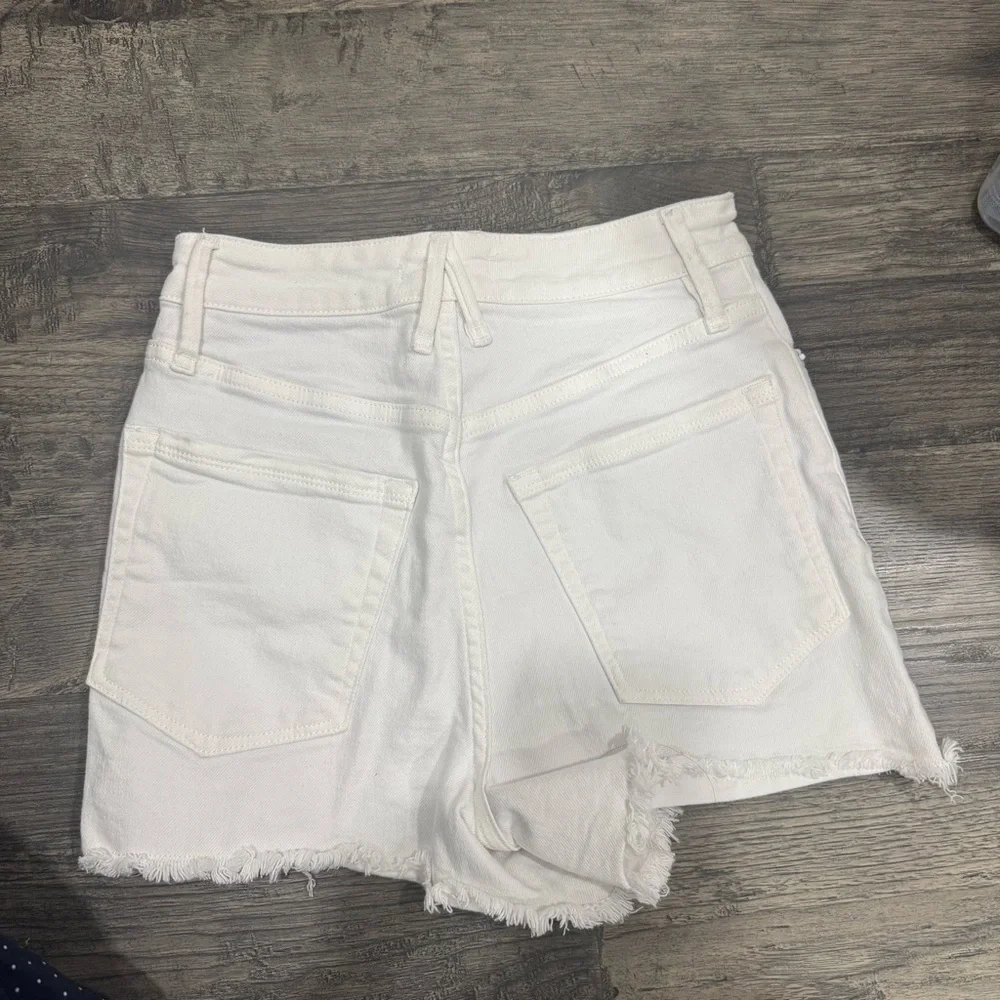 Good American BOMBSHELL SHORTS GBS046T WHITE025 Size 00/24 Inseam 3 1/2 inches